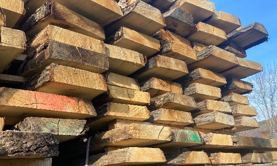 Drewno – materiał, który nie wybacza pośpiechu